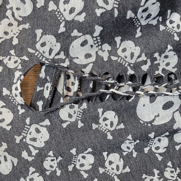 ☠LA Culture form-fitting semi-sheer skull top with open knotting on back/sleeve - Picture 4 of 9